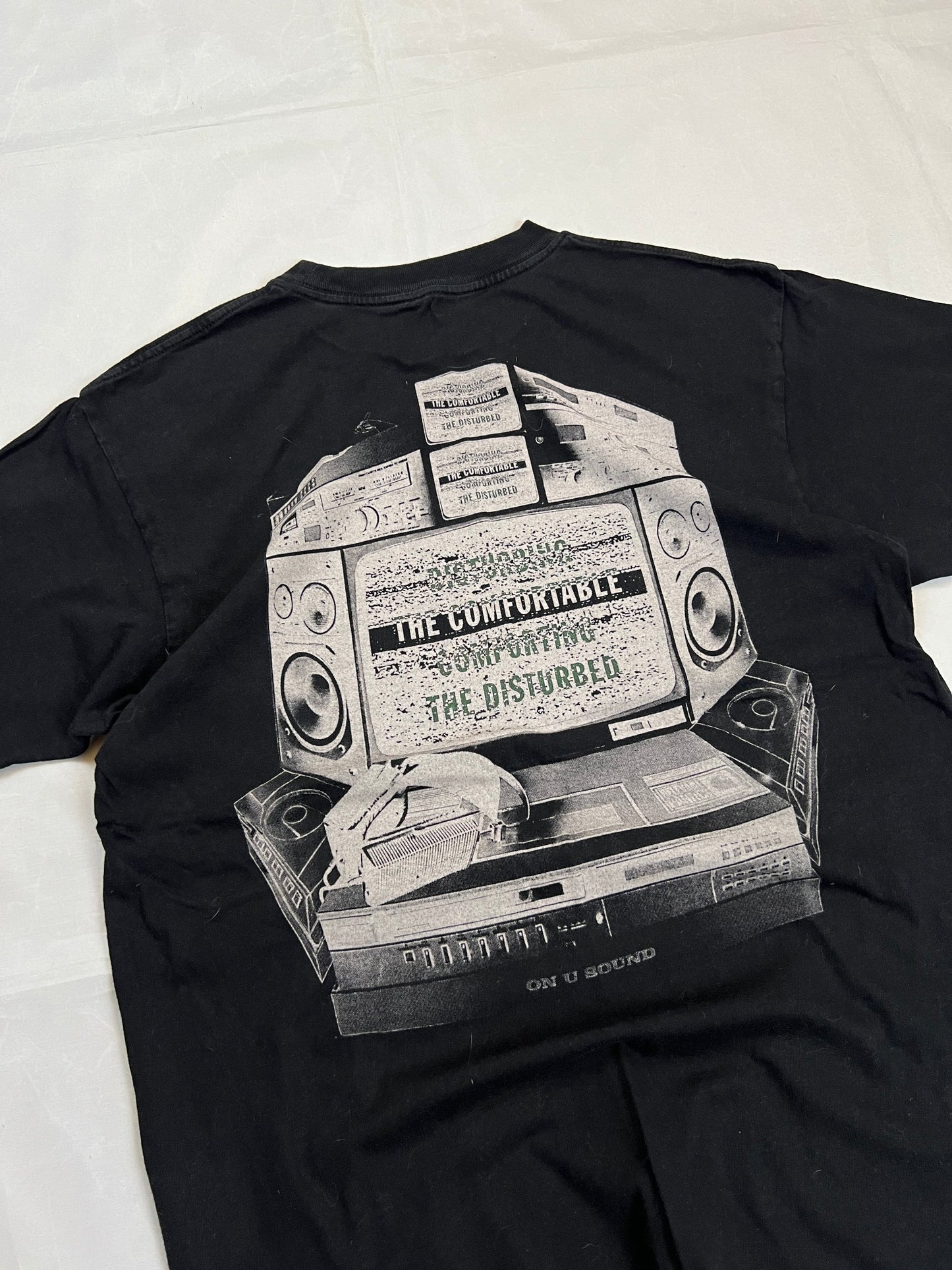 Fruit of the Loom black vintage graphic t-shirt featuring Green Day print and audio equipment design.