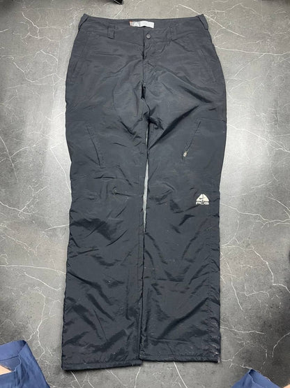 Nike black ACG outdoor pants, waterproof nylon, zip and button closure, zipped side pockets.