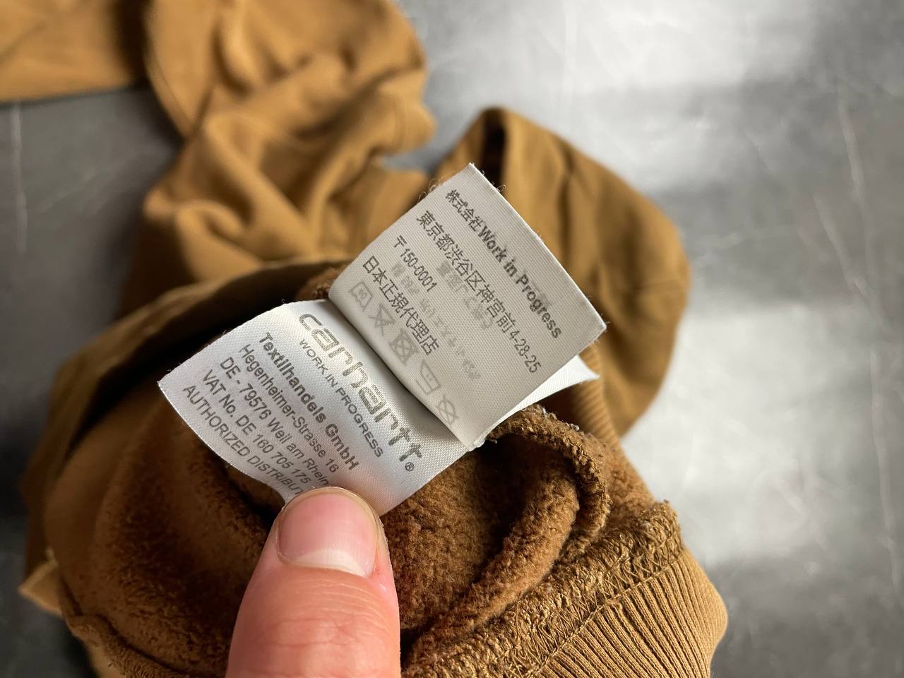 Carhartt brown hoodie large fleece, kangaroo pocket, ribbed hem and cuffs.