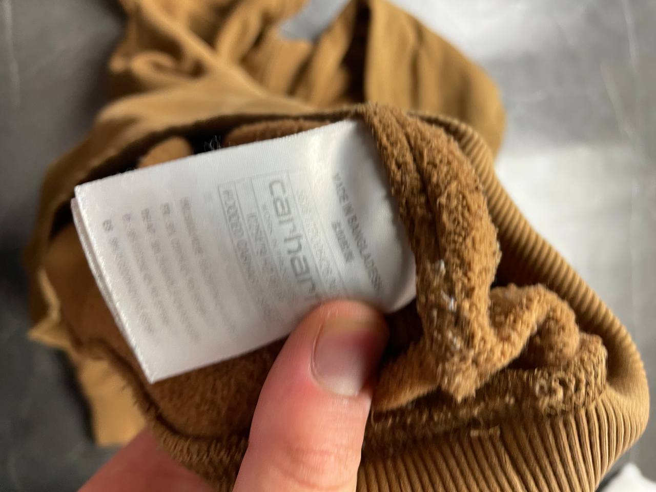 Carhartt brown hoodie large fleece, kangaroo pocket, ribbed hem and cuffs.
