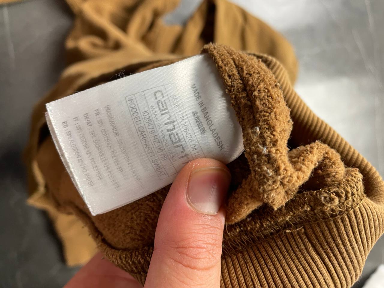 Carhartt brown hoodie large fleece, kangaroo pocket, ribbed hem and cuffs.