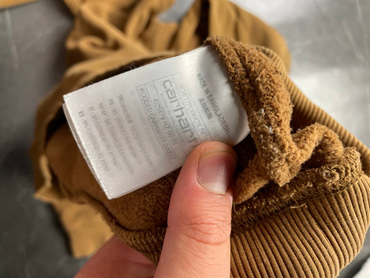 Carhartt brown hoodie large fleece, kangaroo pocket, ribbed hem and cuffs.