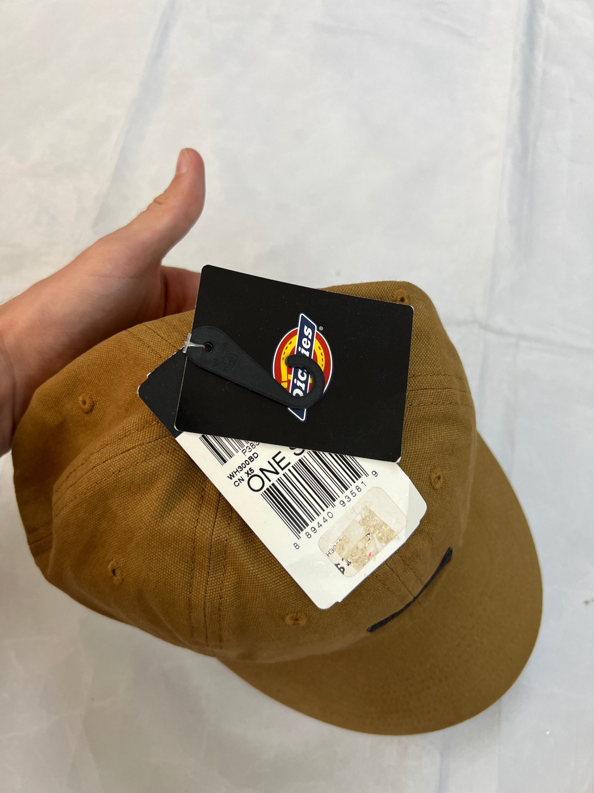 Dickies brown canvas baseball cap with logo patch and adjustable strap.