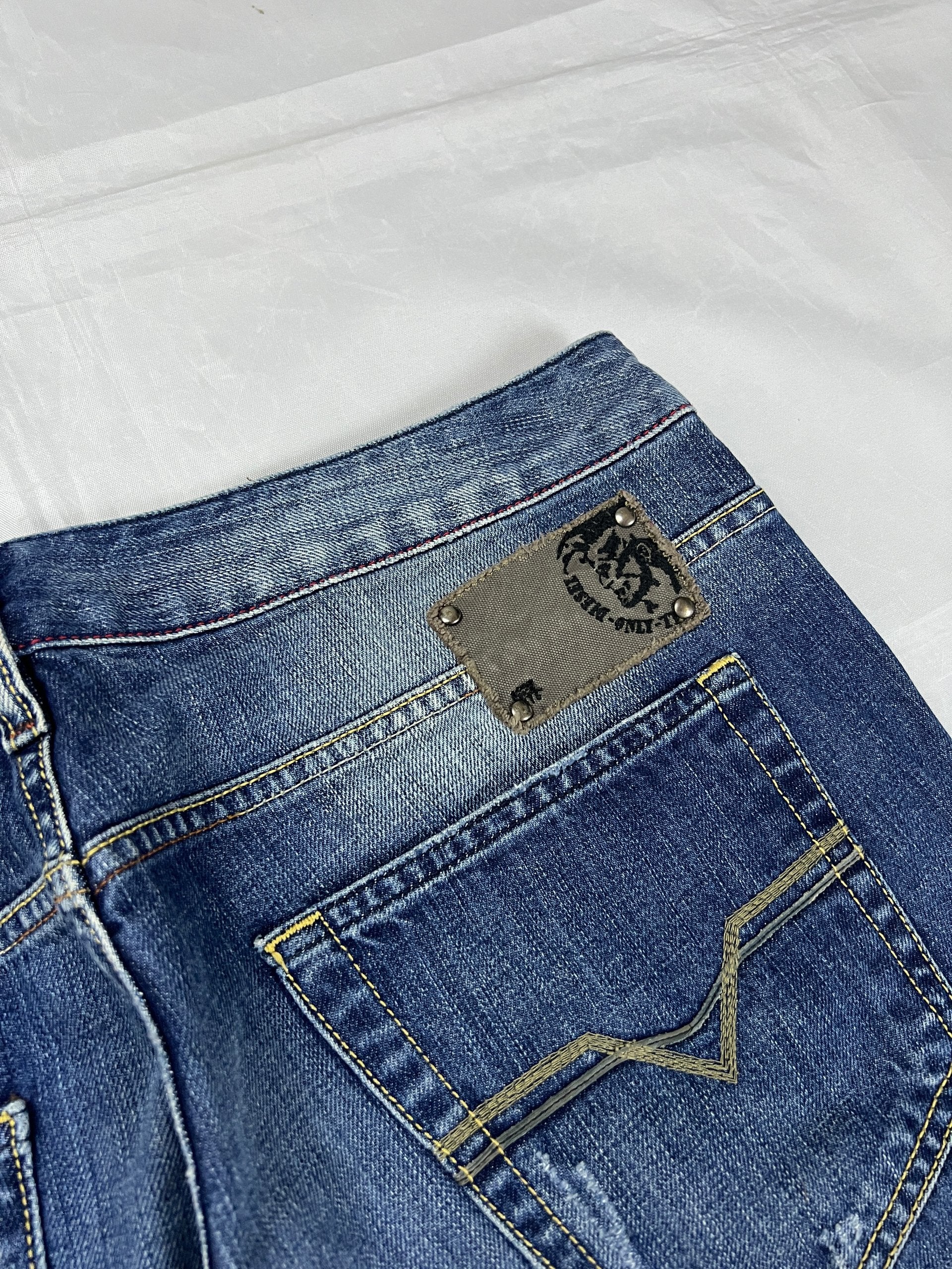 Diesel blue denim jeans W32 L32 with distressed wash and embroidered back pockets.