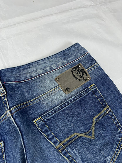 Diesel blue denim jeans W32 L32 with distressed wash and embroidered back pockets.
