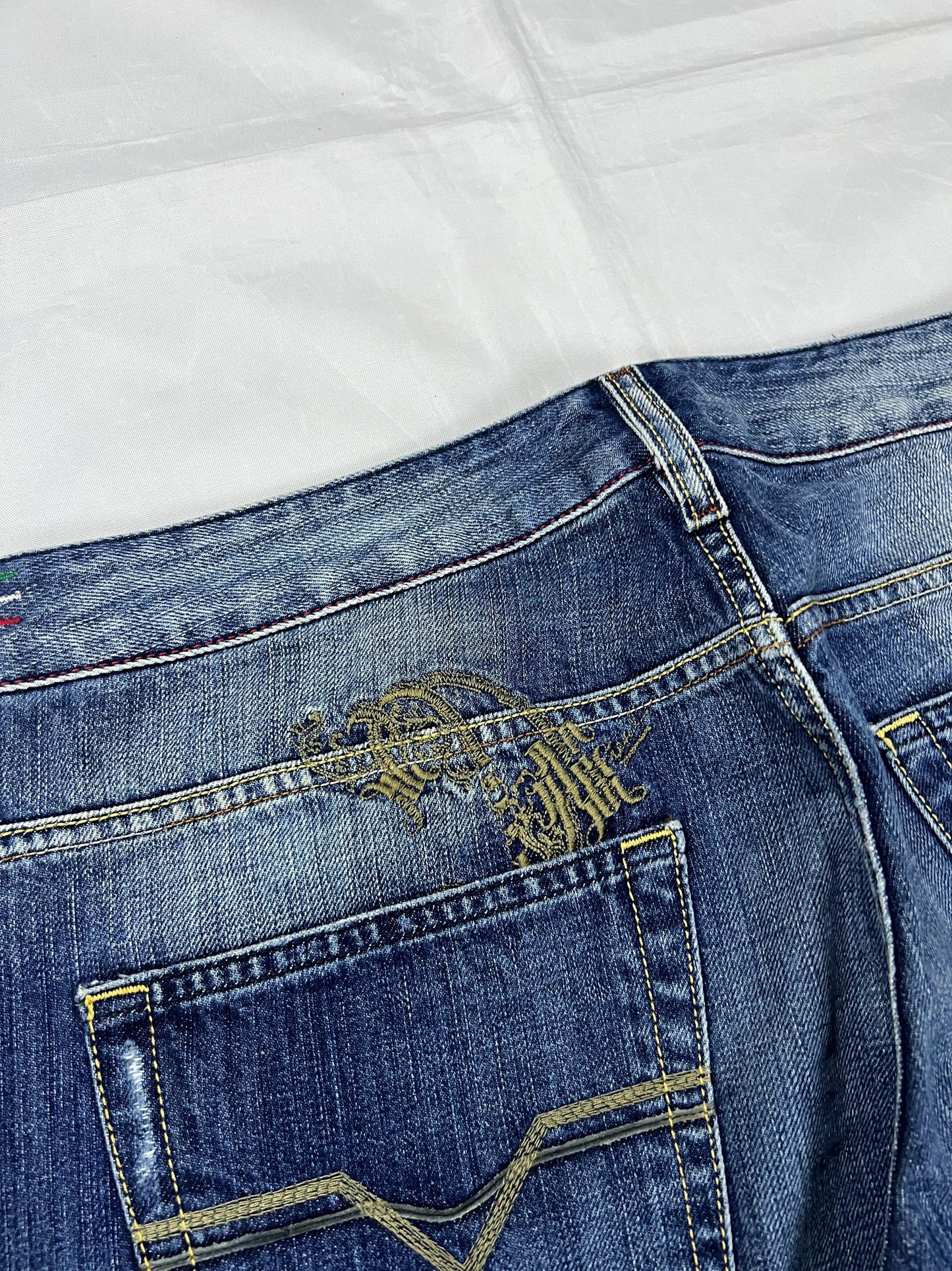 Diesel blue denim jeans W32 L32 with distressed wash and embroidered back pockets.
