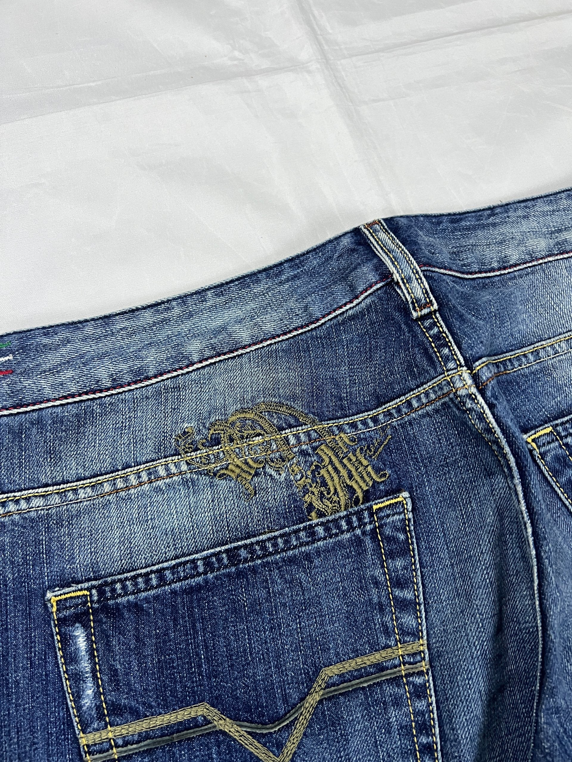 Diesel blue denim jeans W32 L32 with distressed wash and embroidered back pockets.