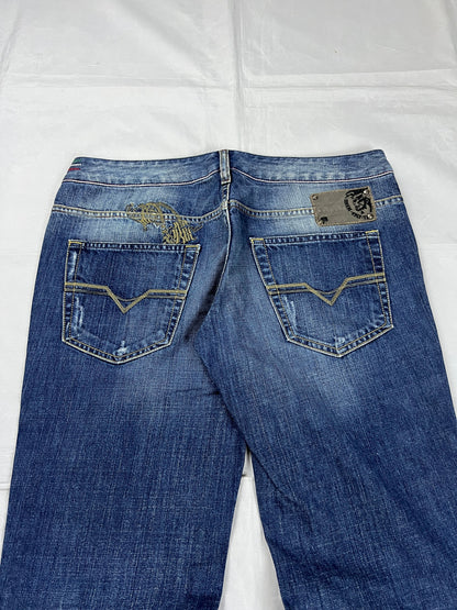 Diesel blue denim jeans W32 L32 with distressed wash and embroidered back pockets.
