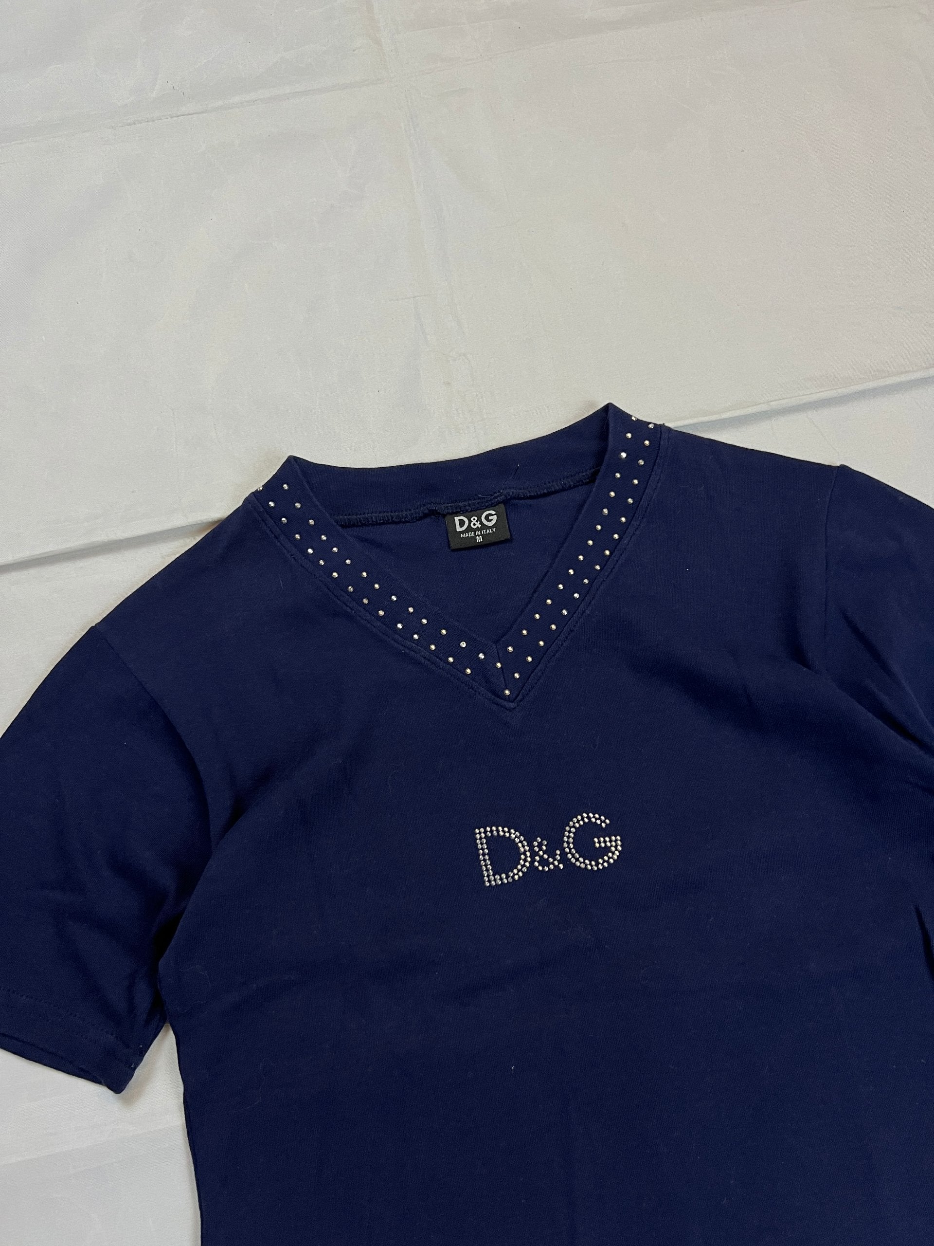 D&G navy t-shirt with studded V-neck and front logo, 100% cotton.