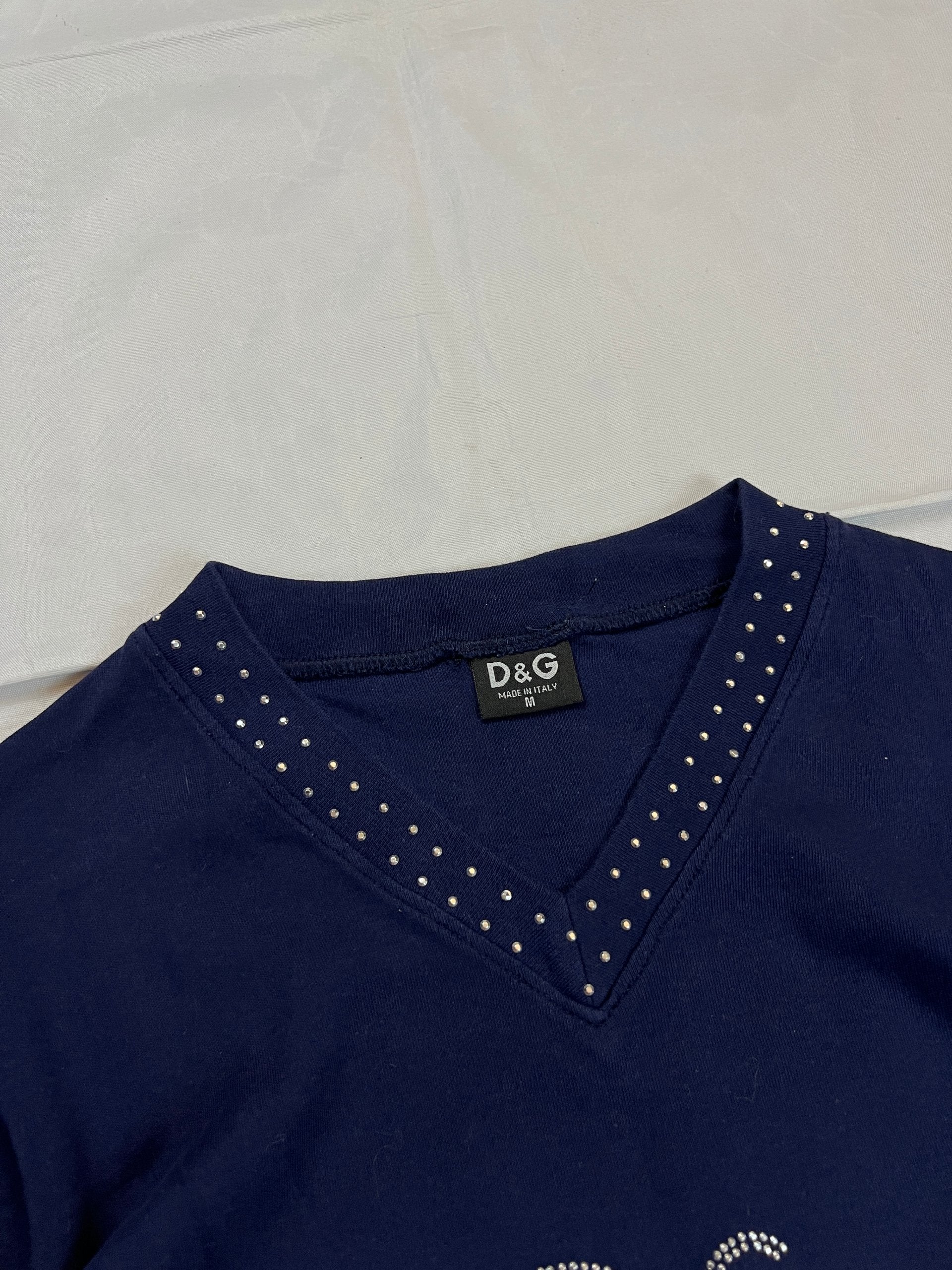D&G navy t-shirt with studded V-neck and front logo, 100% cotton.