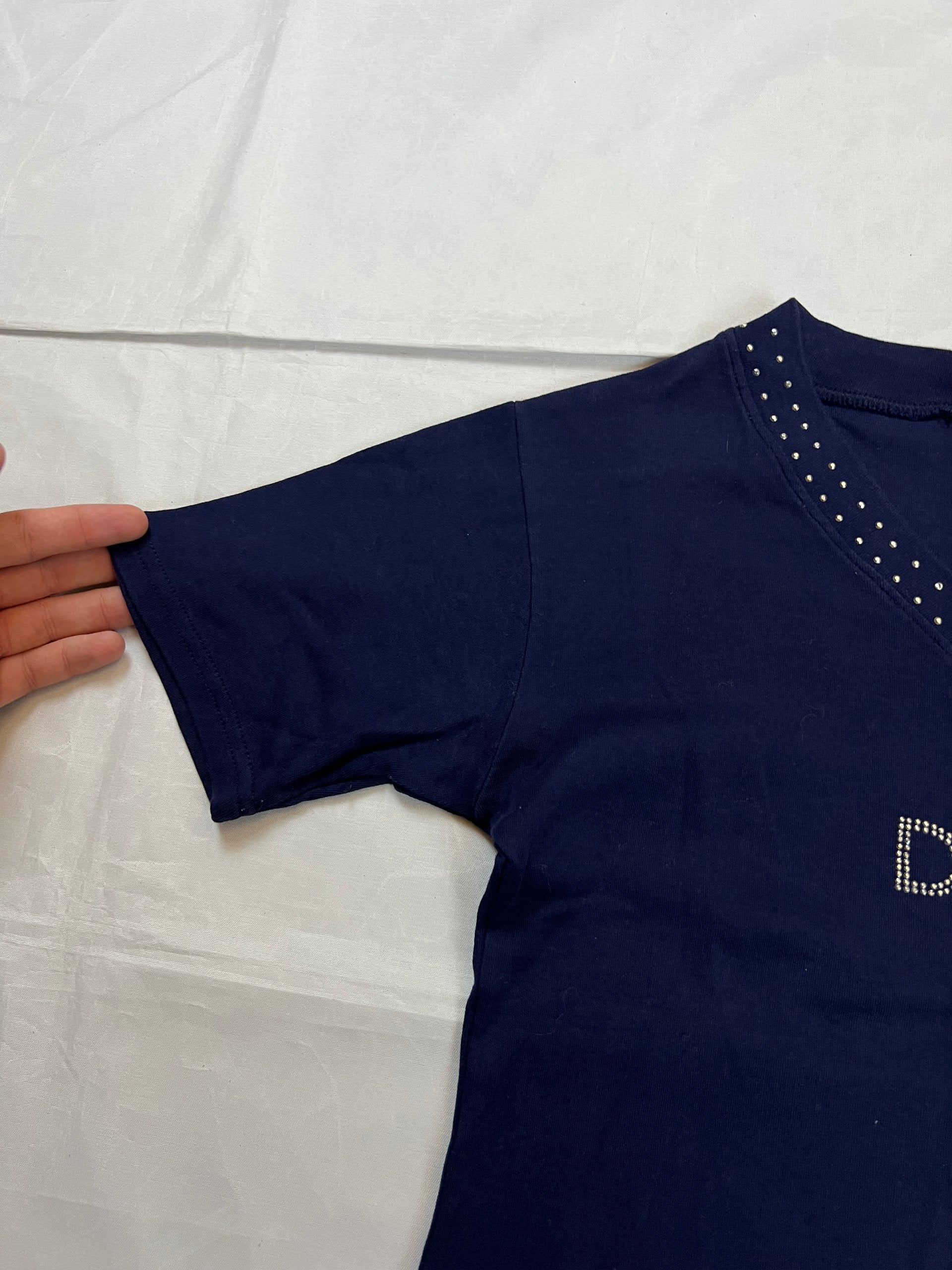 D&G navy t-shirt with studded V-neck and front logo, 100% cotton.