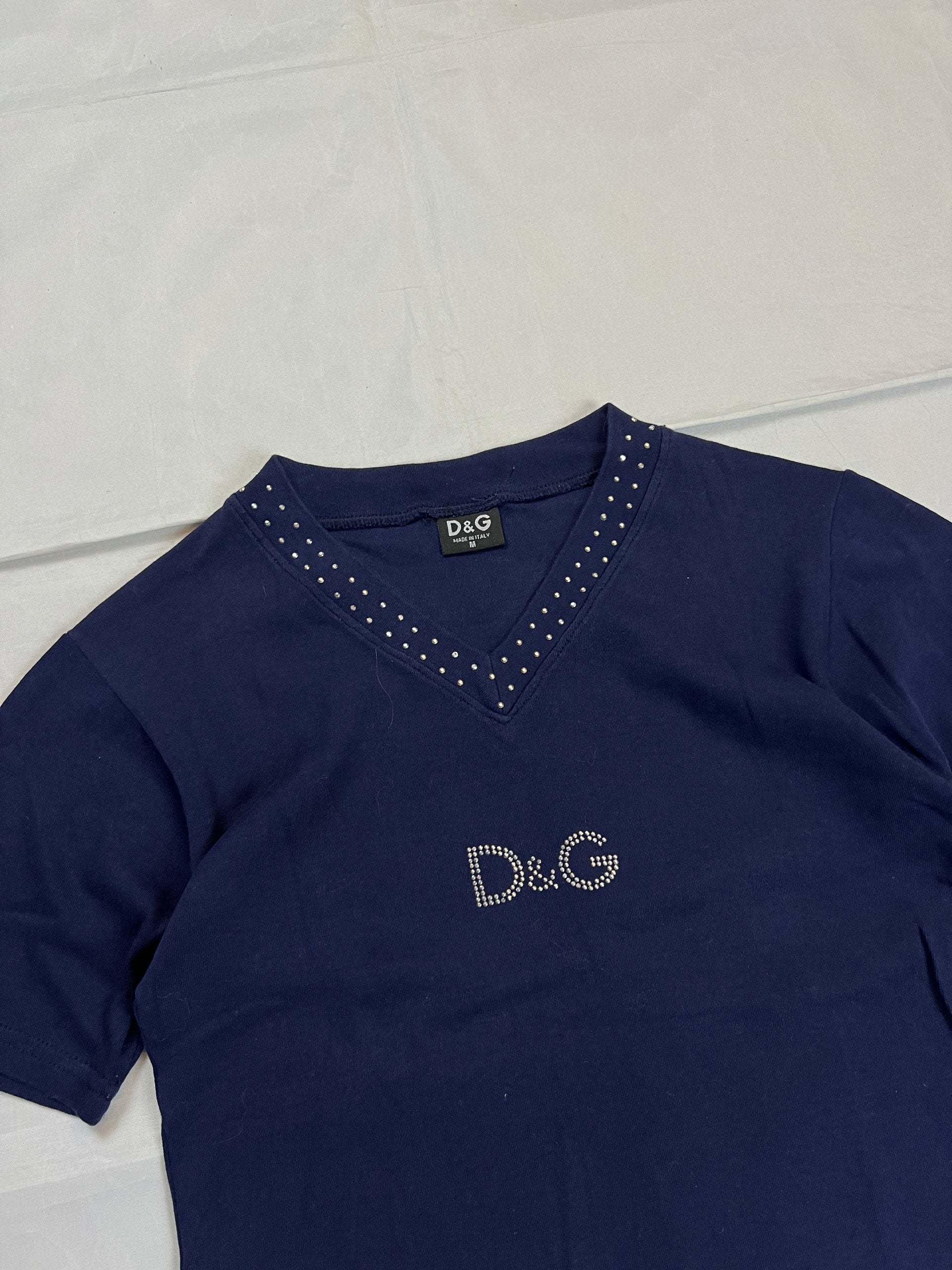 D&G navy t-shirt with studded V-neck and front logo, 100% cotton.