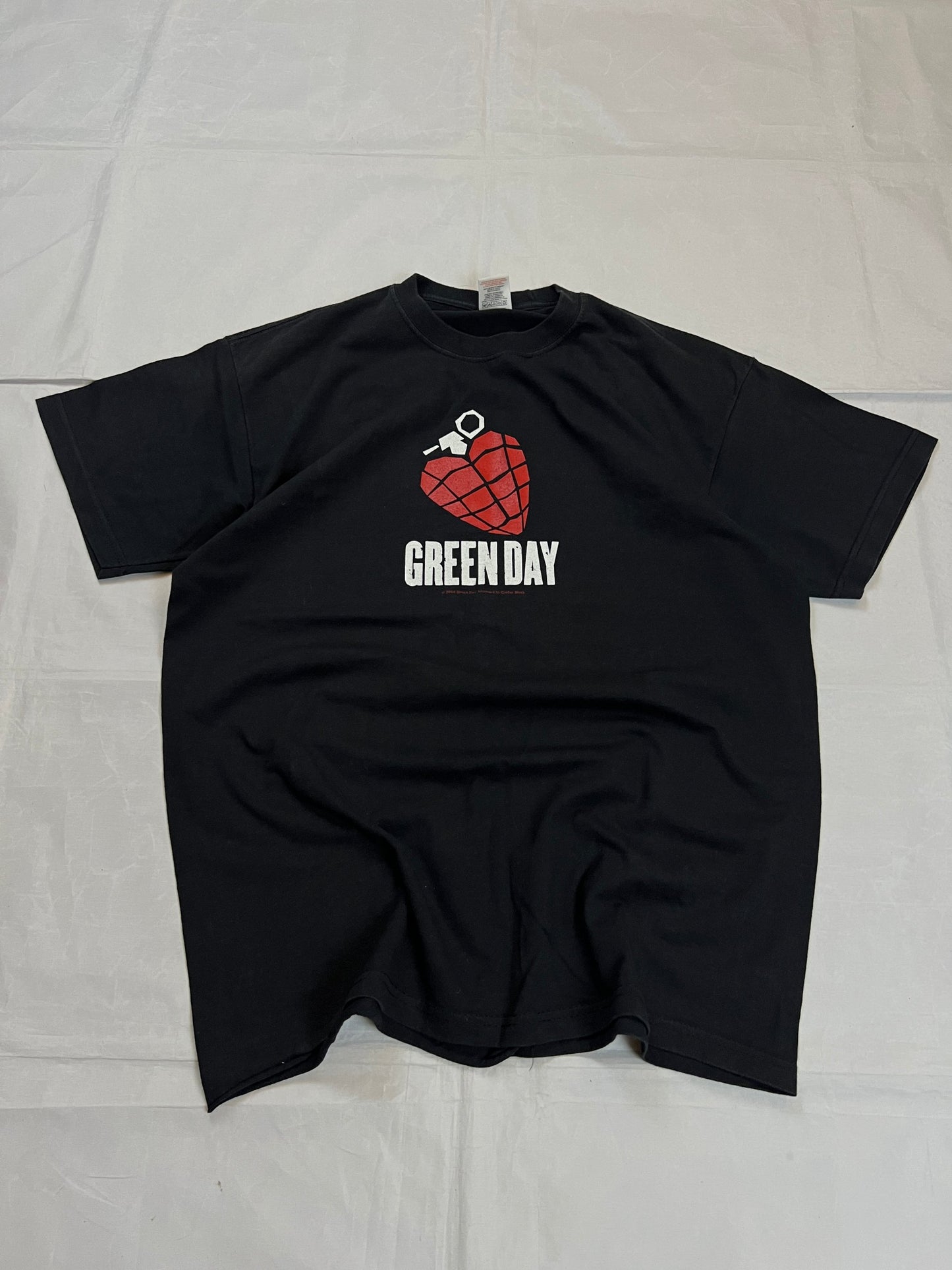 Fruit of the Loom black vintage graphic t-shirt featuring Green Day print and audio equipment design.