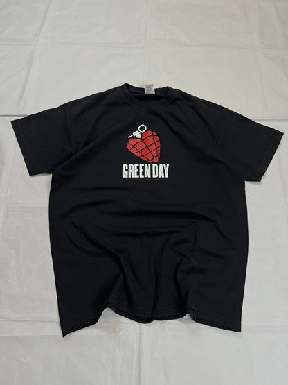 Fruit of the Loom black vintage graphic t-shirt featuring Green Day print and audio equipment design.