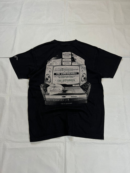 Fruit of the Loom black vintage graphic t-shirt featuring Green Day print and audio equipment design.