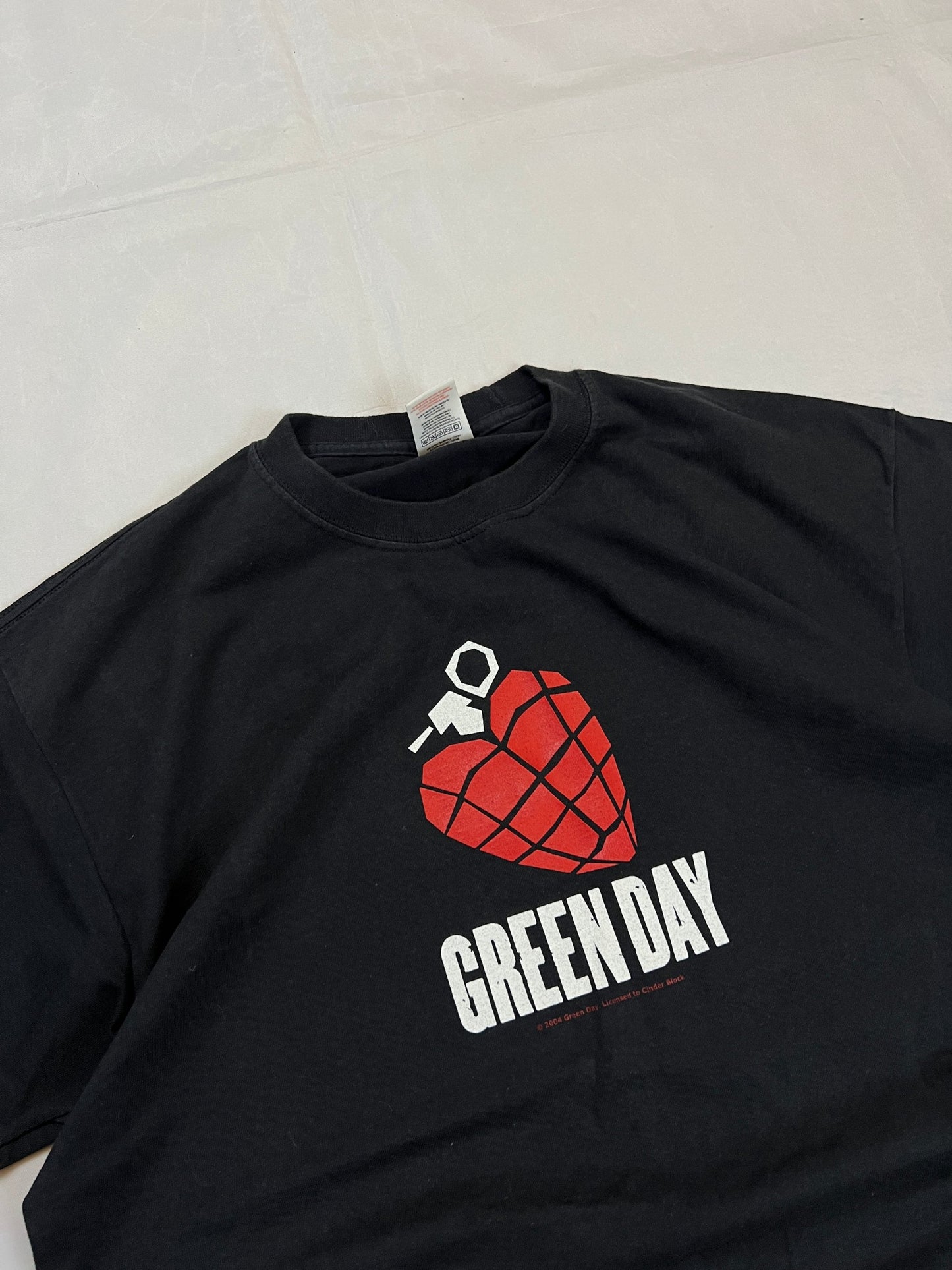 Fruit of the Loom black vintage graphic t-shirt featuring Green Day print and audio equipment design.