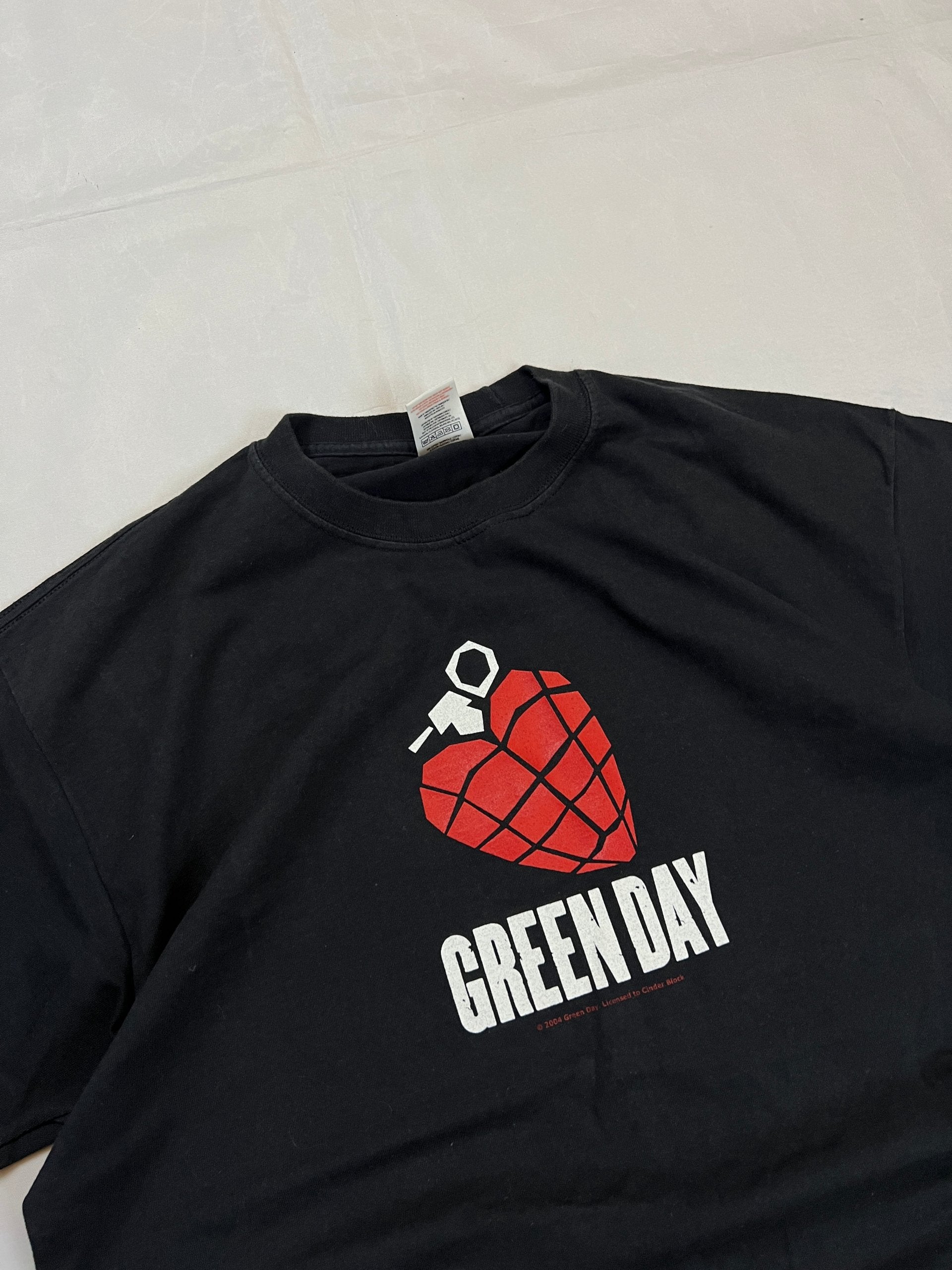 Fruit of the Loom black vintage graphic t-shirt featuring Green Day print and audio equipment design.