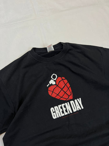 Fruit of the Loom black vintage graphic t-shirt featuring Green Day print and audio equipment design.