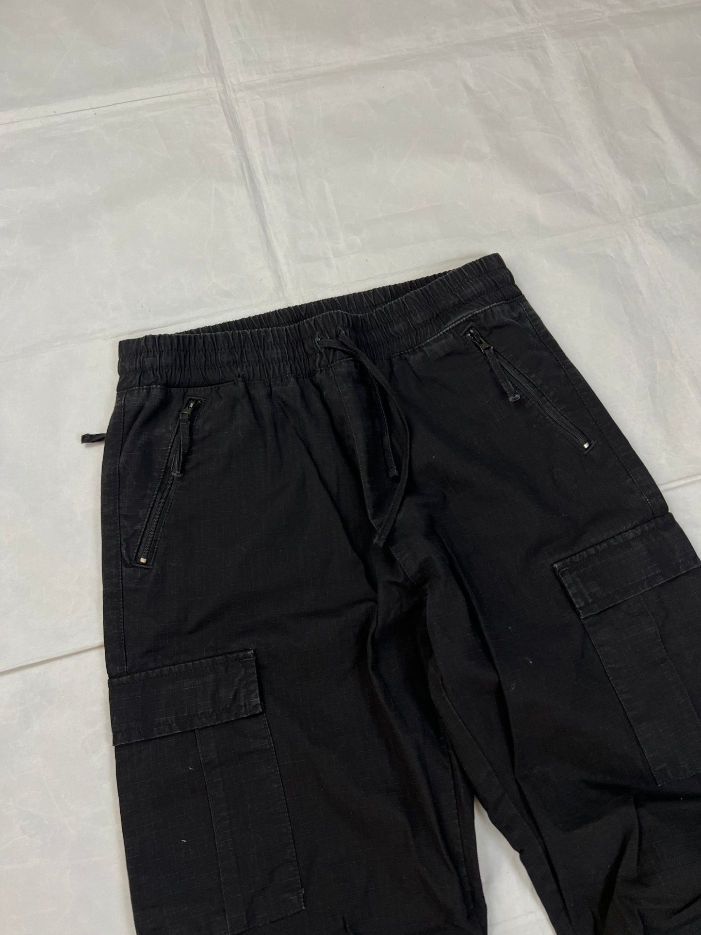 Carhartt black cargo joggers relaxed fit with multiple pockets and elastic cuffs.