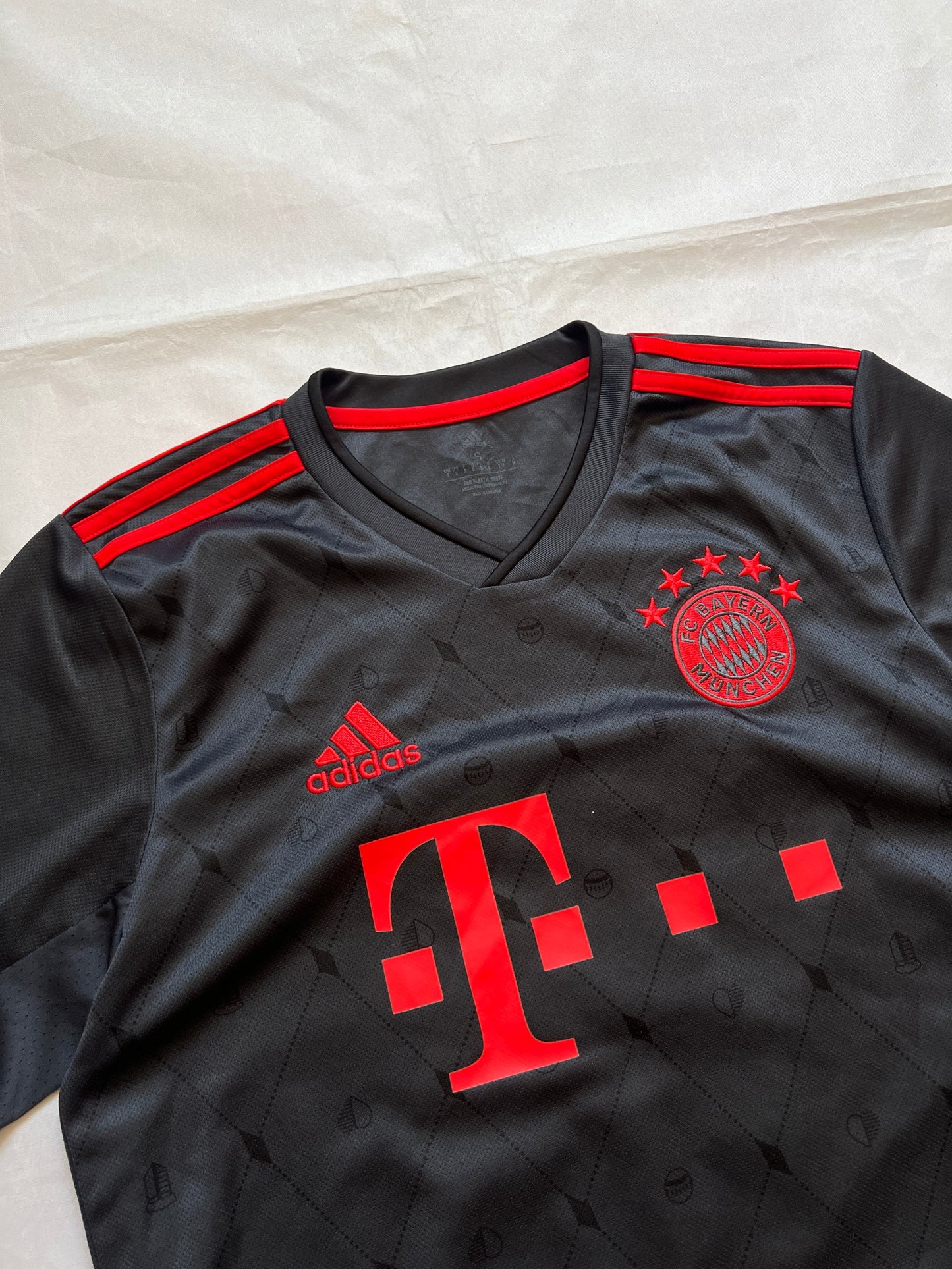 Adidas Bayern Munich black football shirt with red trim, player Davies #19 print, lightweight fabric.