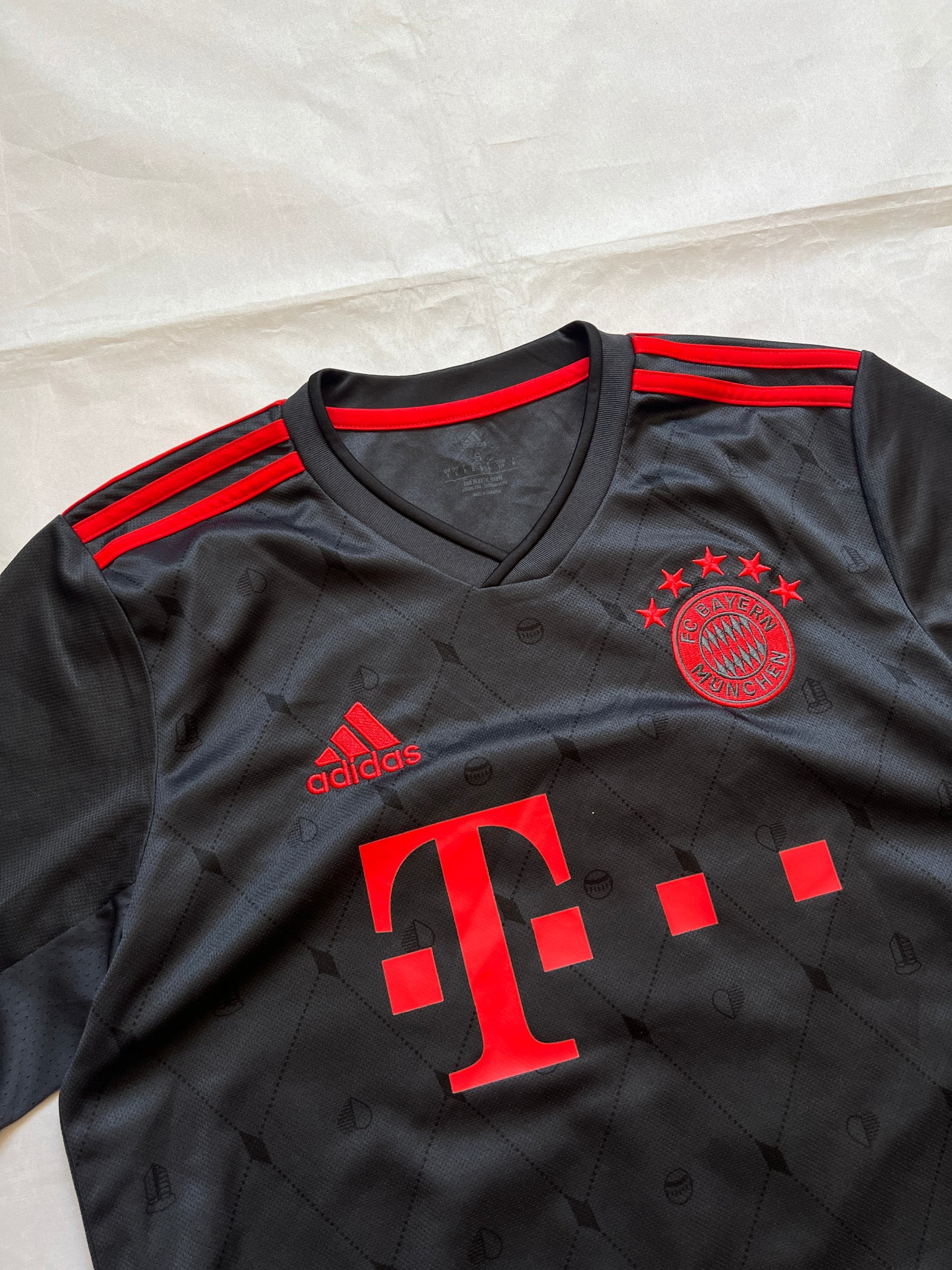 Adidas Bayern Munich black football shirt with red trim, player Davies #19 print, lightweight fabric.