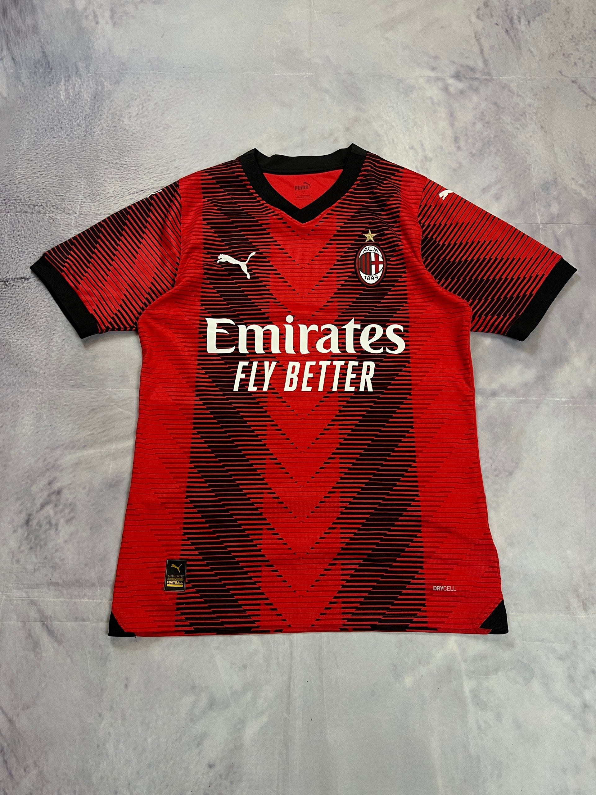 Puma AC Milan football jersey red and black, Emirates Fly Better logo, ribbed collar.