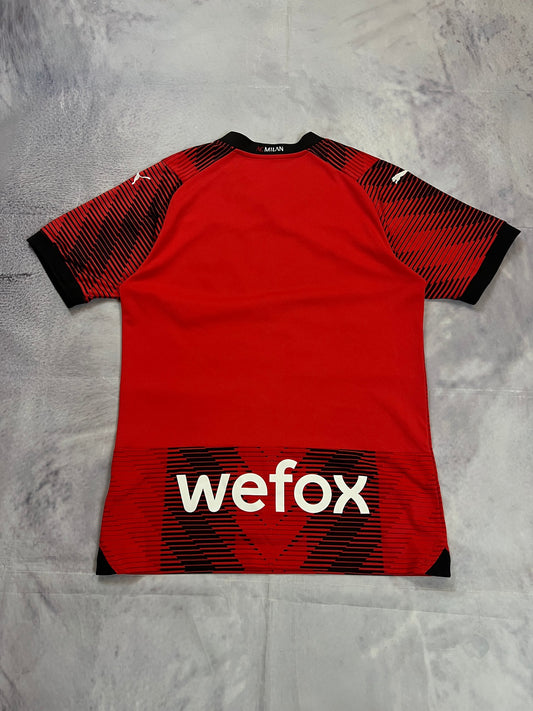 Puma AC Milan football jersey red and black, Emirates Fly Better logo, ribbed collar.