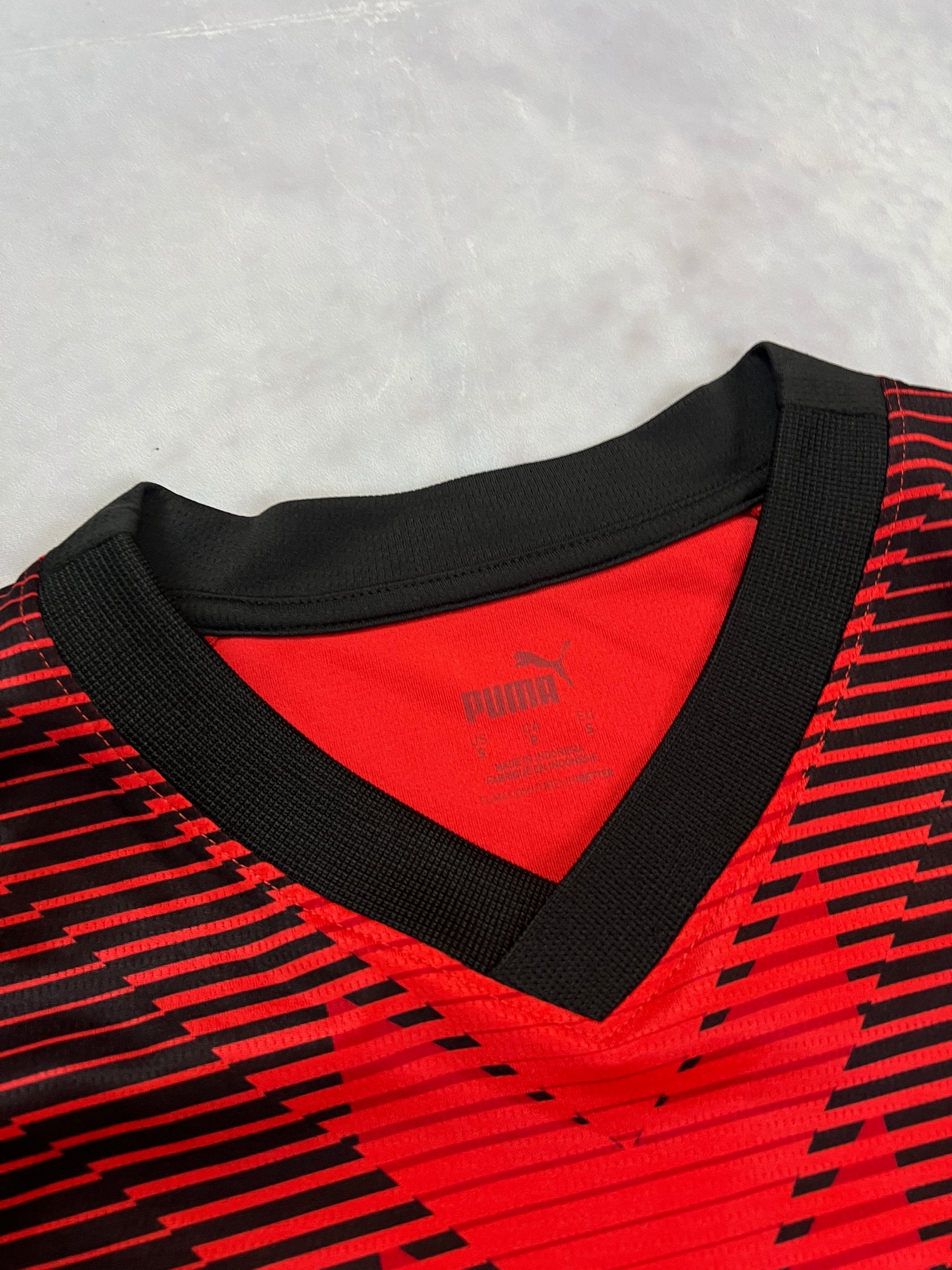 Puma AC Milan football jersey red and black, Emirates Fly Better logo, ribbed collar.