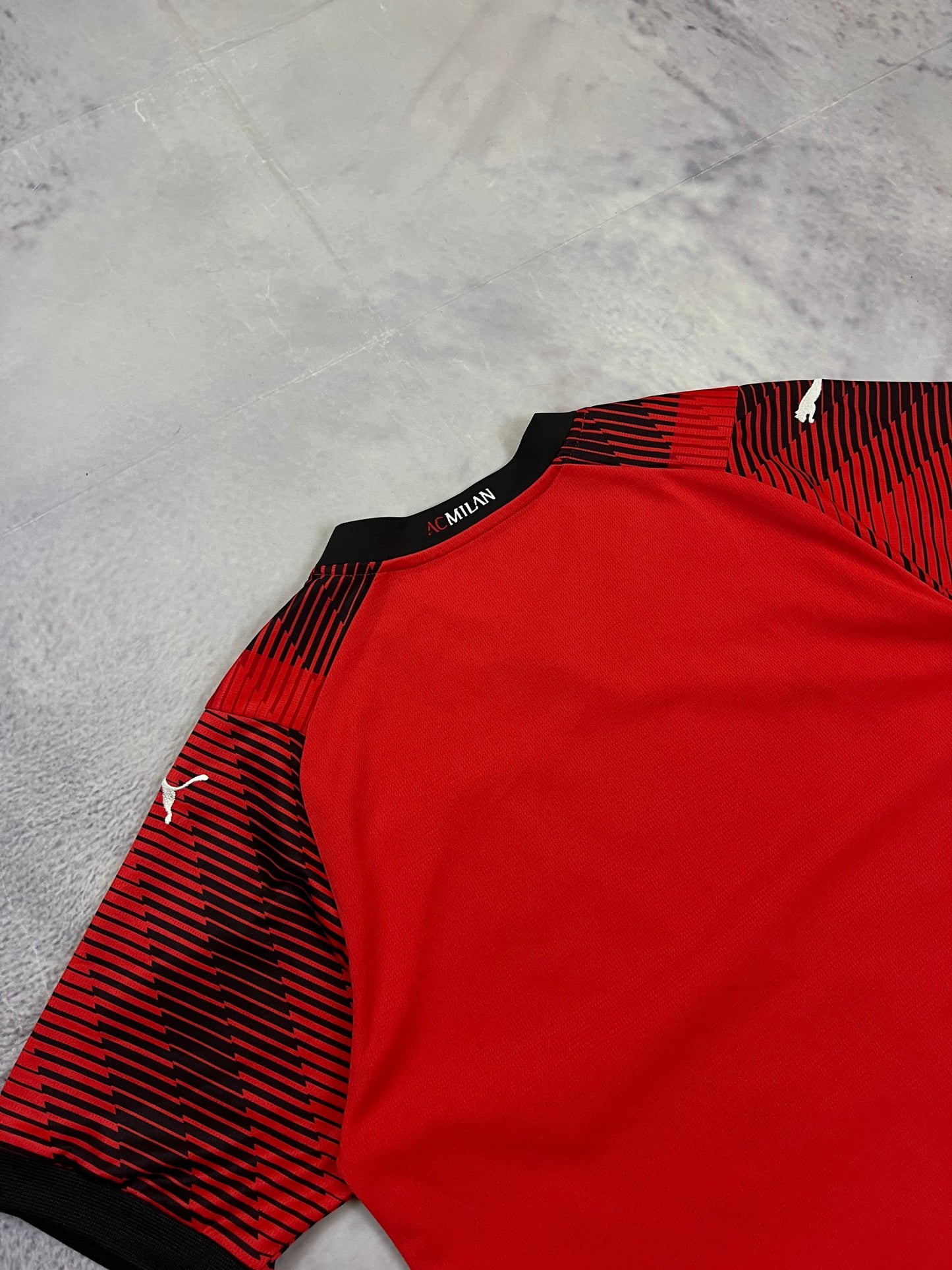 Puma AC Milan football jersey red and black, Emirates Fly Better logo, ribbed collar.