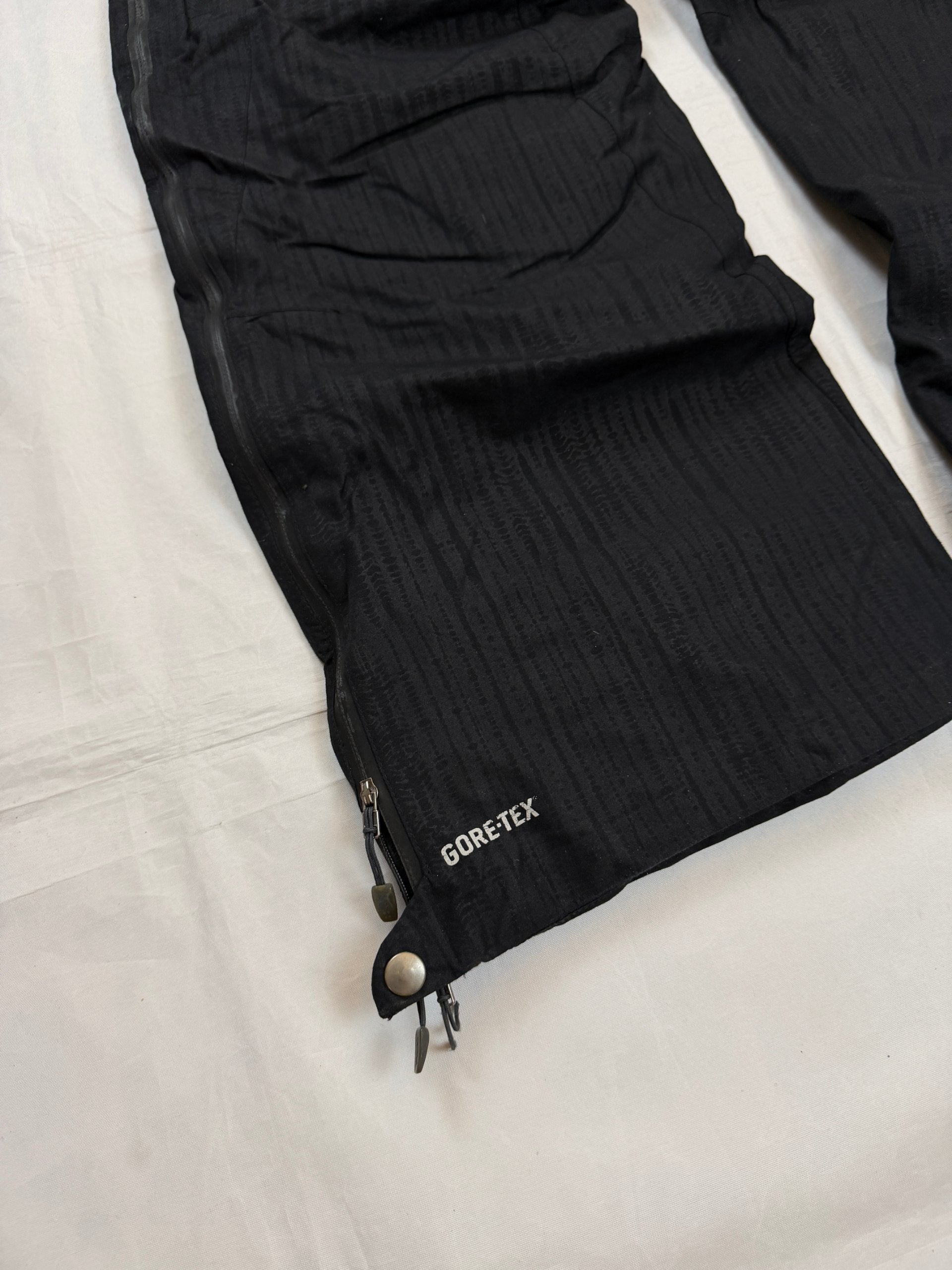 Nike black snow pants with ACG and Gore-Tex logos, adjustable waist, zippered vents.