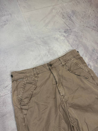 G-Star Raw beige cotton trousers with flap pockets and branded metal button closure.