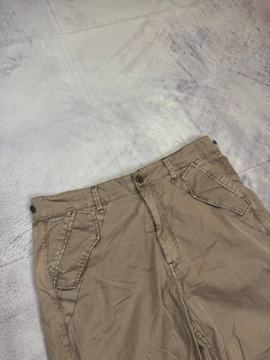 G-Star Raw beige cotton trousers with flap pockets and branded metal button closure.