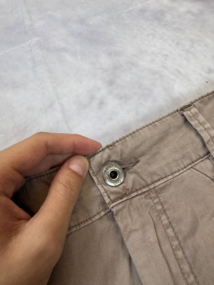 G-Star Raw beige cotton trousers with flap pockets and branded metal button closure.