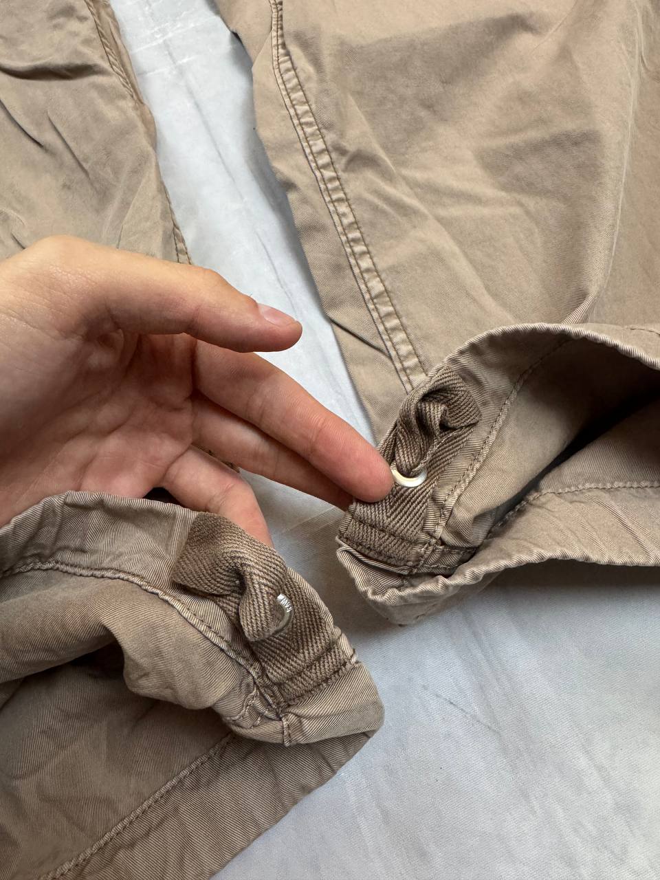 G-Star Raw beige cotton trousers with flap pockets and branded metal button closure.