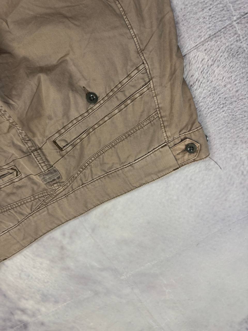 G-Star Raw beige cotton trousers with flap pockets and branded metal button closure.