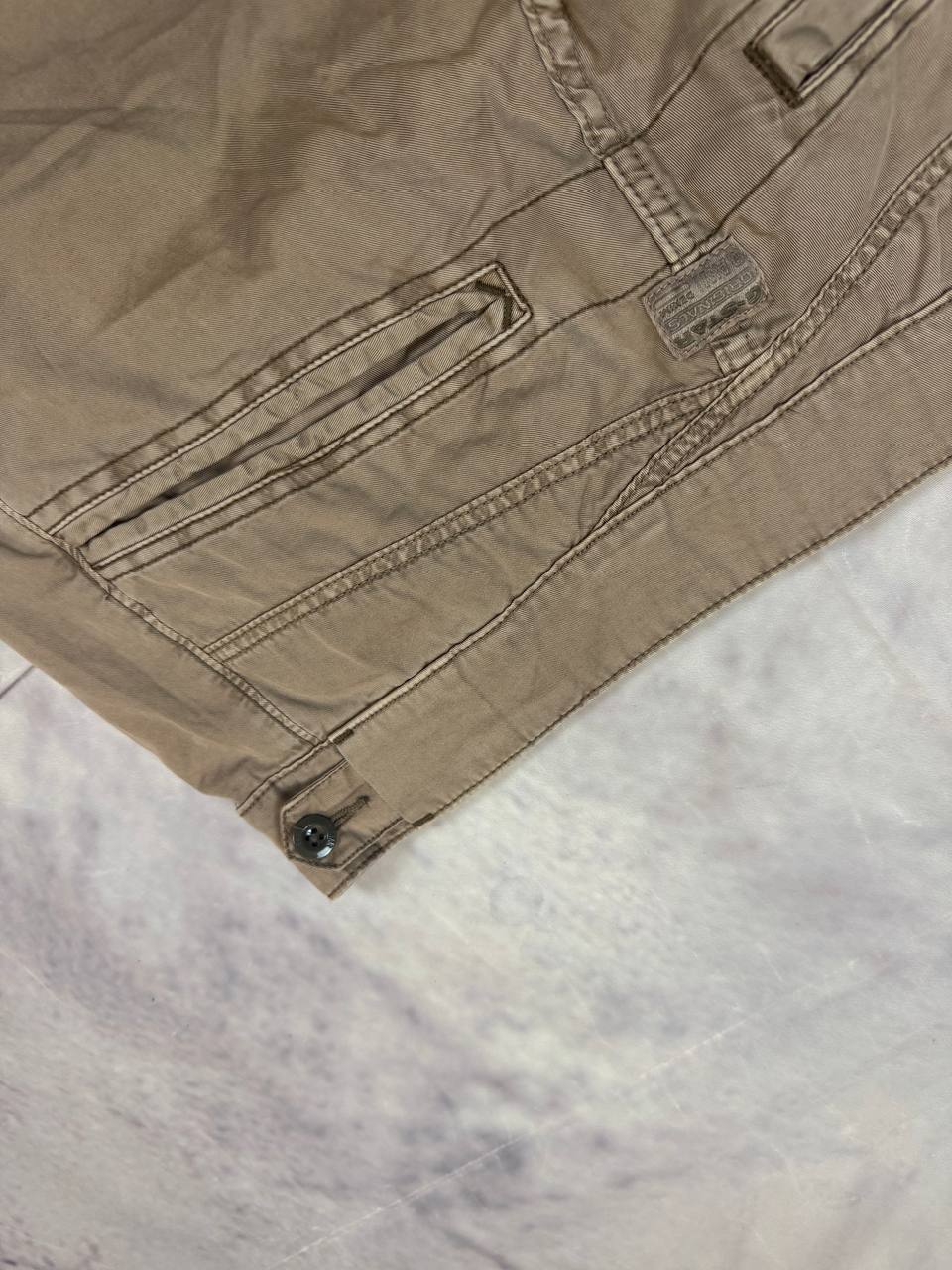 G-Star Raw beige cotton trousers with flap pockets and branded metal button closure.