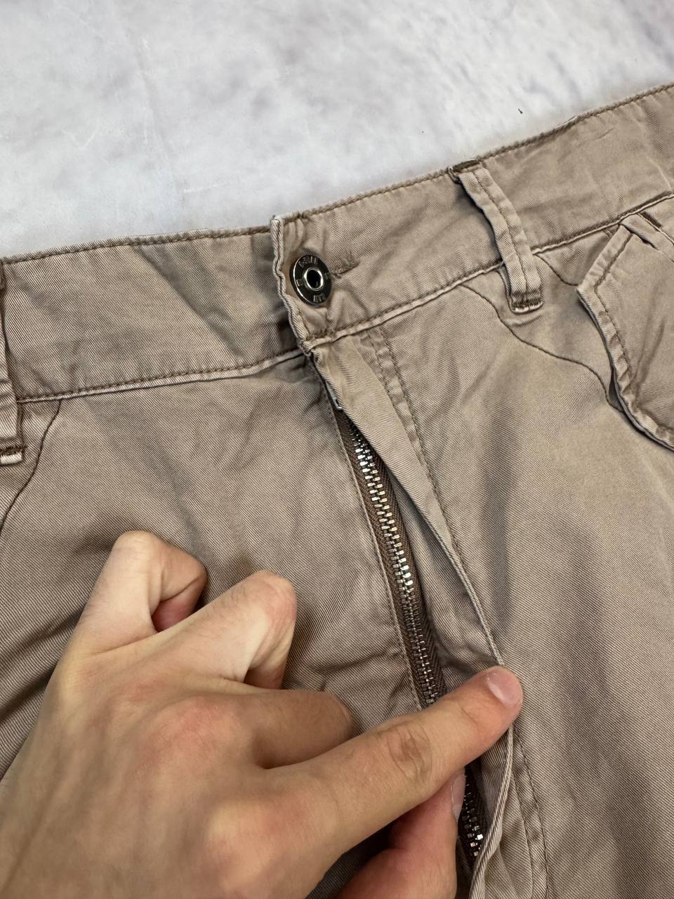 G-Star Raw beige cotton trousers with flap pockets and branded metal button closure.