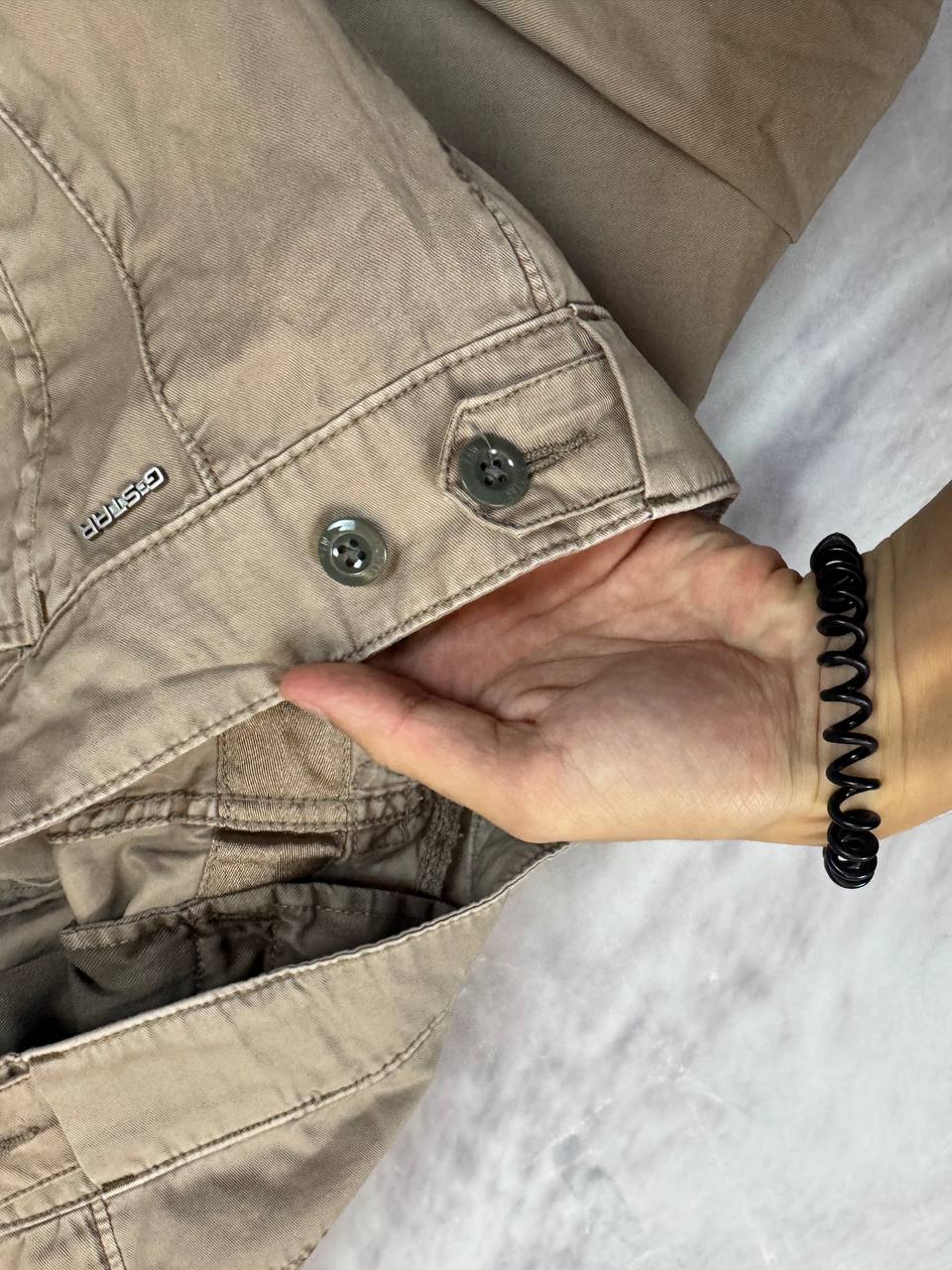 G-Star Raw beige cotton trousers with flap pockets and branded metal button closure.