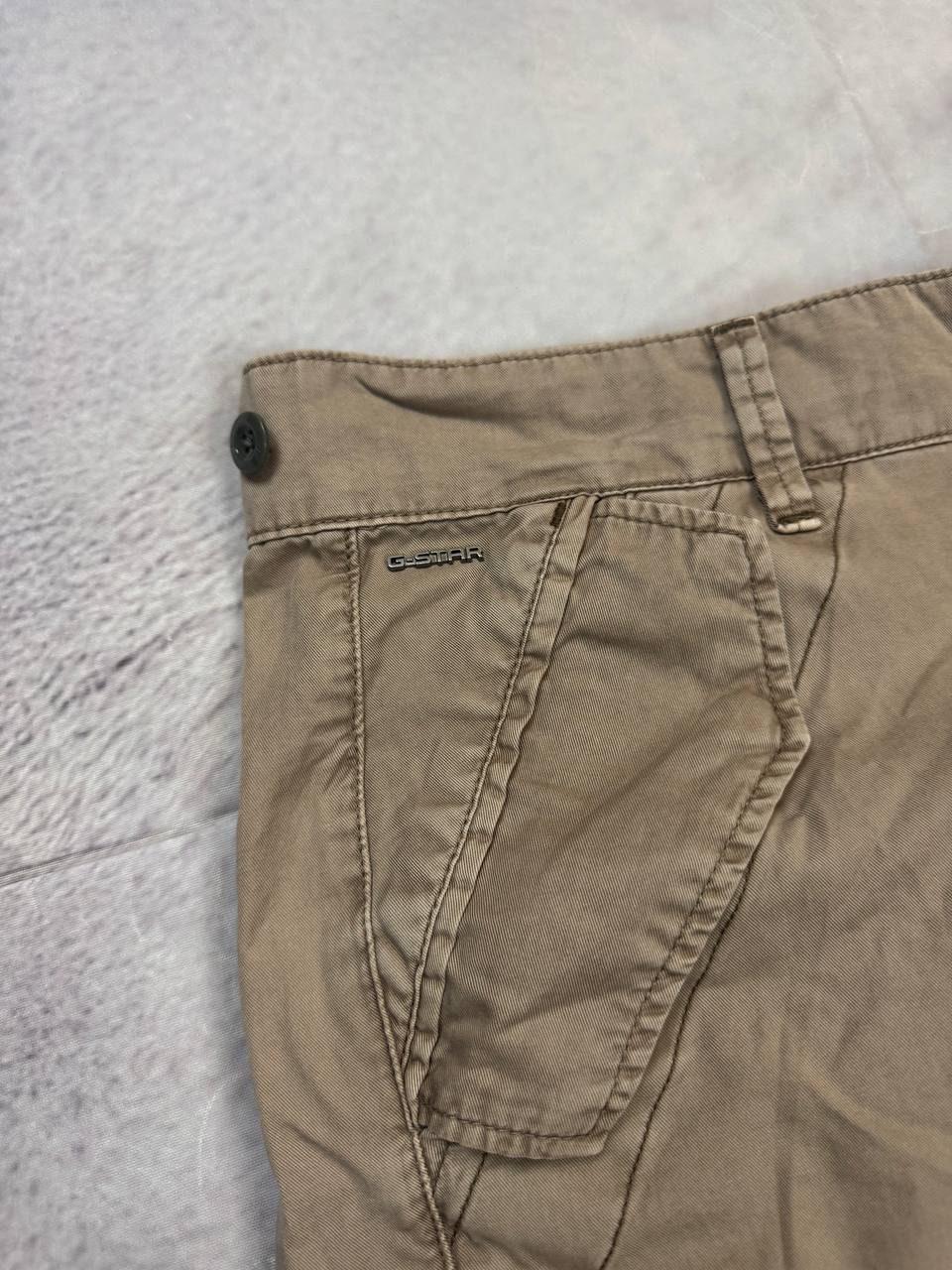 G-Star Raw beige cotton trousers with flap pockets and branded metal button closure.