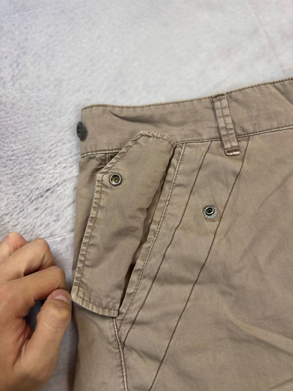 G-Star Raw beige cotton trousers with flap pockets and branded metal button closure.